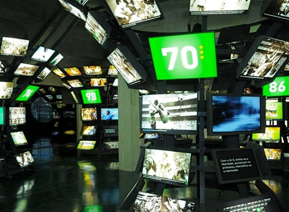 Sala com vários televisores contando a história das copas. Logo na frente, o número 70 em referência a copa de 1970