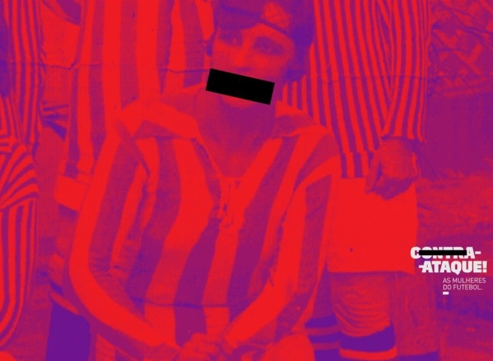 Arte em rosa, com mulher ao fundo e uma tarja preta em sua boca