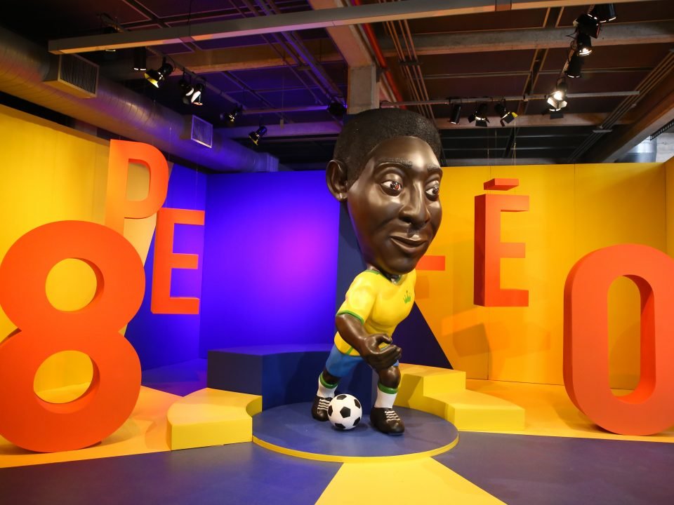 Escultura de Pelé con uniforme de la selección en la exposición del Museo del Fútbol