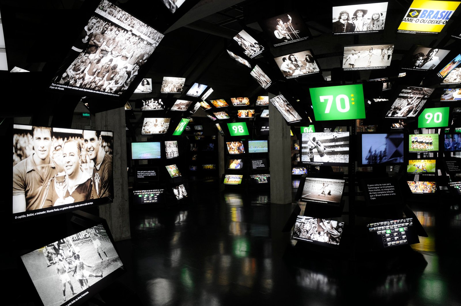 MF_0185 - Luciano Mattos Bogado A room with several televisions showing the history of the World Cups. It is known as the Cup room.