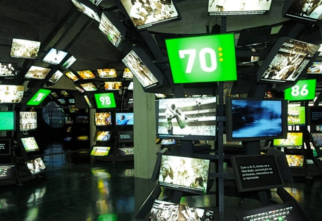 Sala com vários televisores contando a história das copas. Logo na frente, o número 70 em referência a copa de 1970