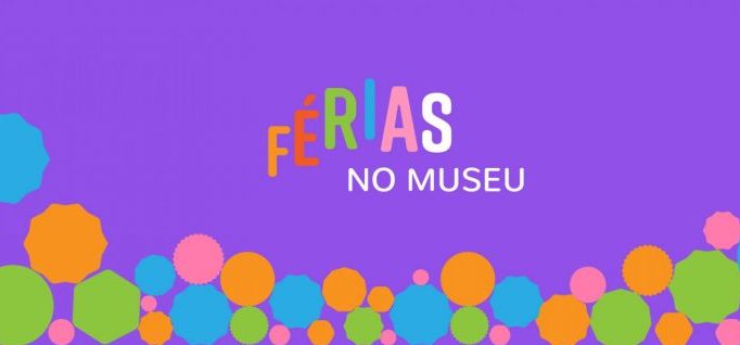 banner de fundo lilás com os dizeres férias no museu