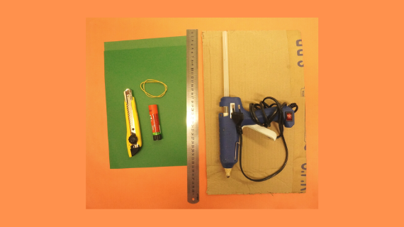 Foto de cola quente, cola bastão e um estilete