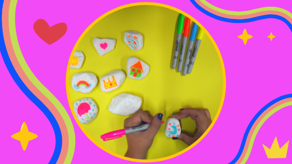 Imagem de pedras desenhadas com canetinhas coloridas