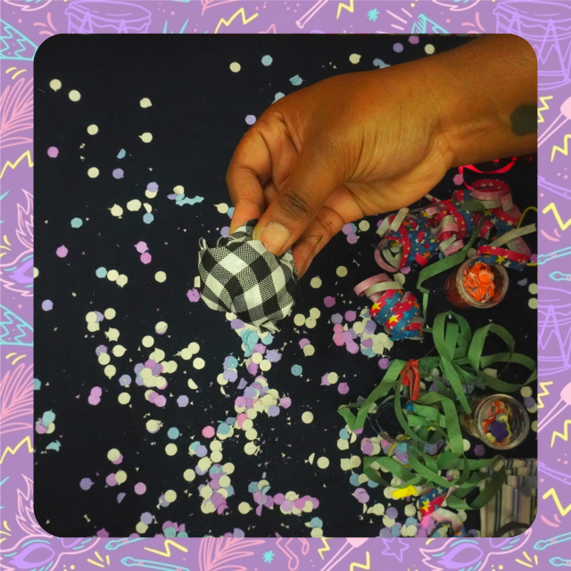 Uma mão segura um pedaço de tecido xadrez