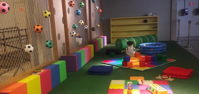 Imagem de um espaço com brinquedos infantis e coloridos dentro do Museu do Futebol