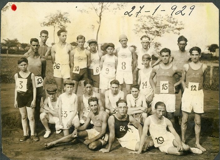 Foto em preto e branco de atletas