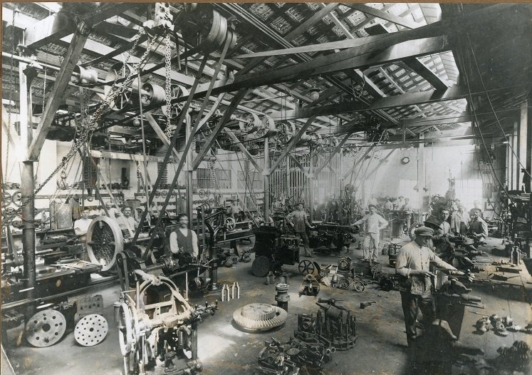 Foto em preto e branco da oficina mecânica da Vidraria Santa Marina