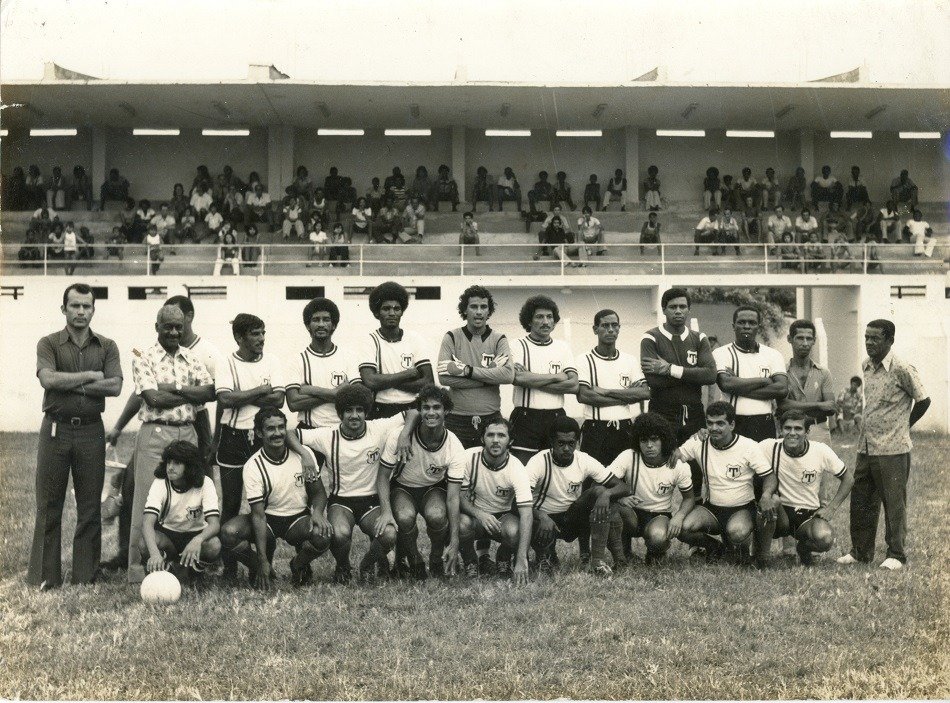 foto em preto e branco com jogadores de futebol