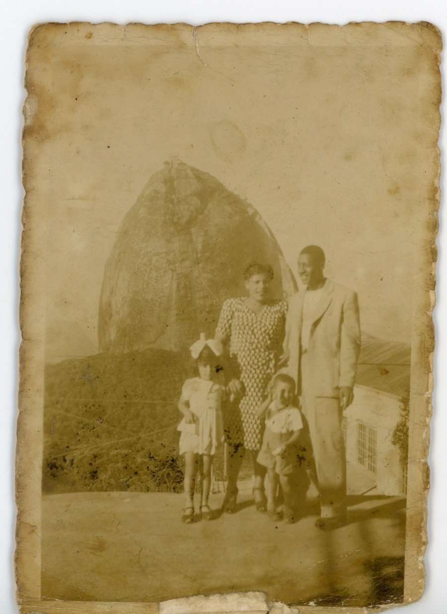 Foto em preto e branco com duas crianças e um casal