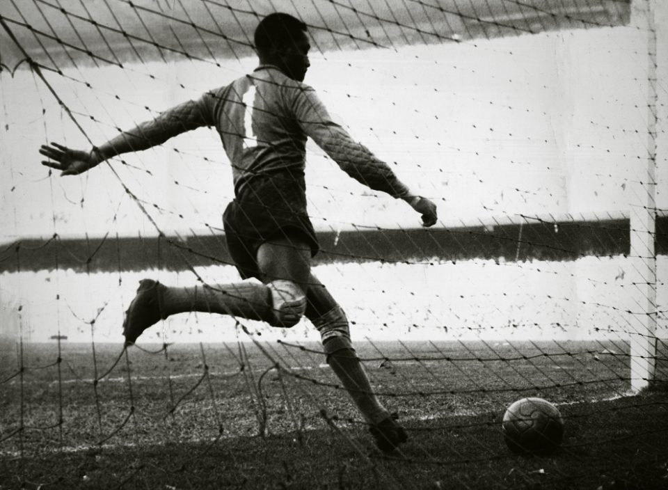 Imagem em preto e branco do goleiro Moacyr Barbosa de costas