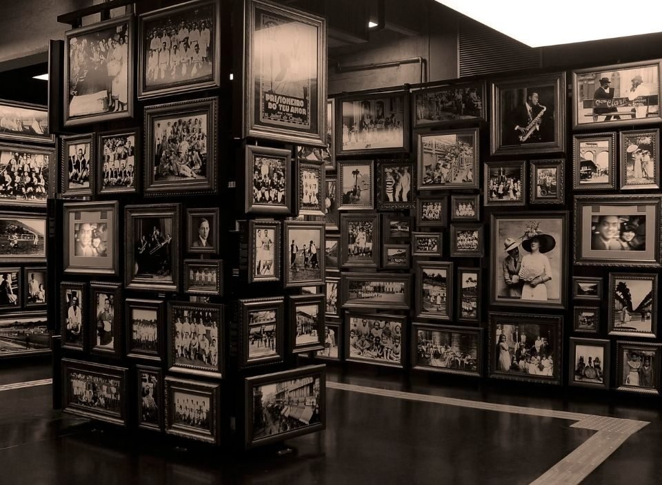 Imagem em preto e branco com quadros e imagens antigas