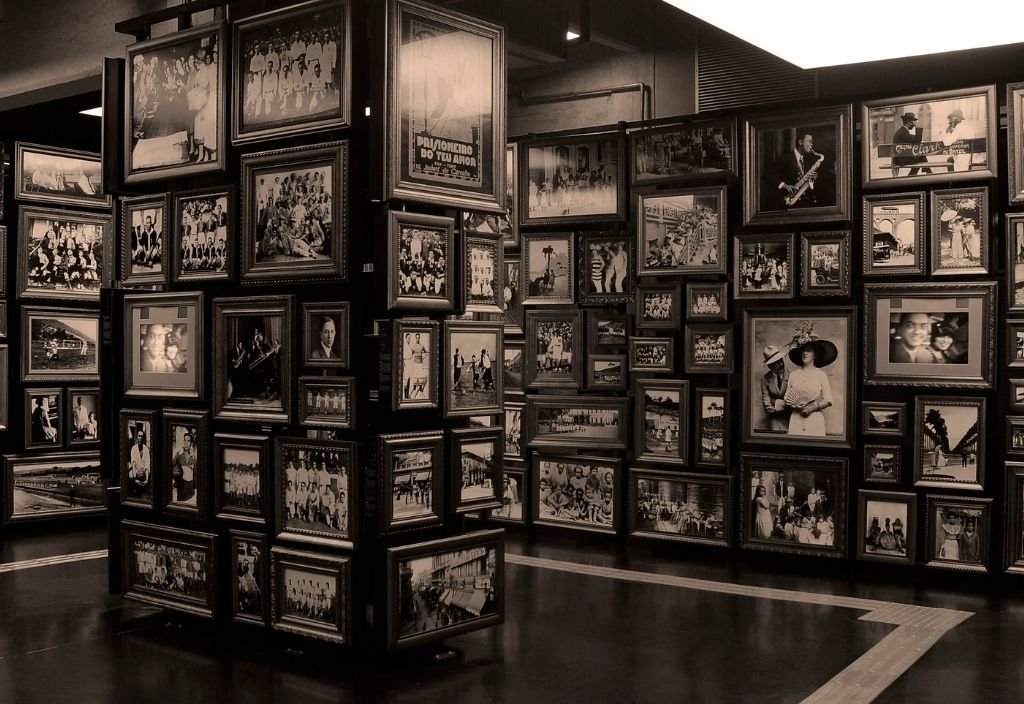 Imagem em preto e branco com quadros e imagens antigas