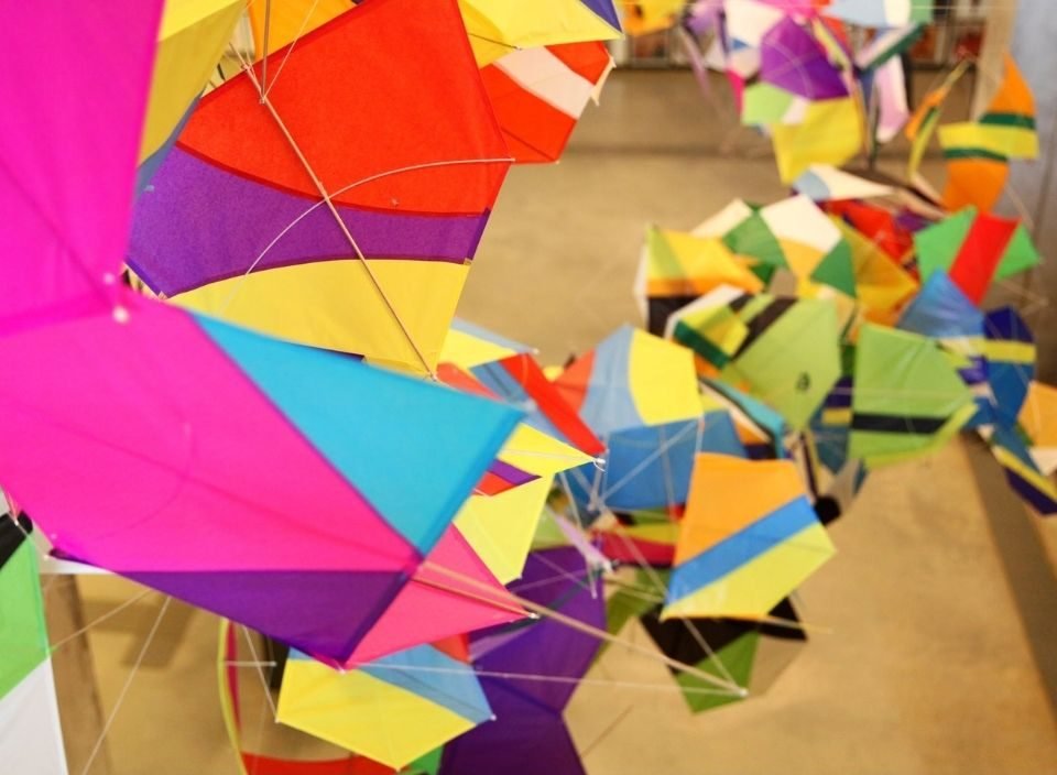 Imagem com papeis coloridos