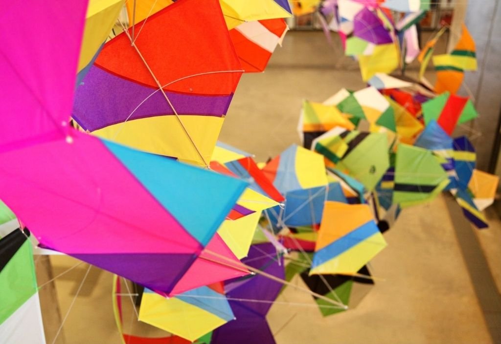 Imagem com papeis coloridos