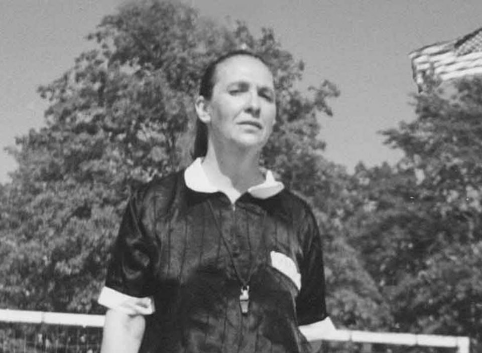 Imagem em preto e branco da árbitra Lea Campos