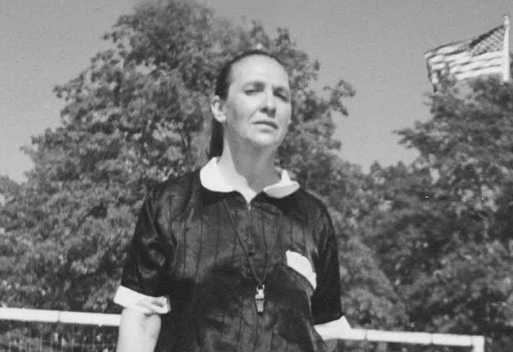 Imagem em preto e branco da árbitra Lea Campos