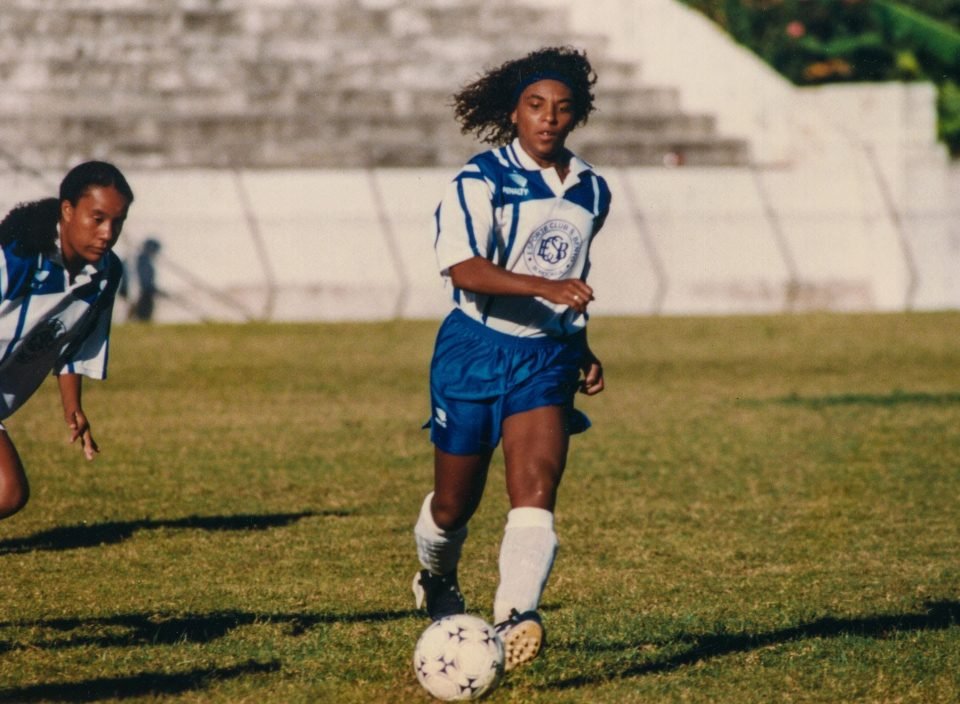 Jogadora Marileia dos Santos em um gramado