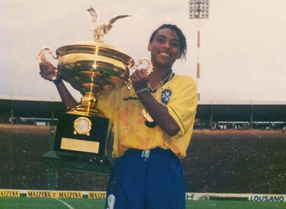 Jogadora Marileia dos Santos segurando uma taça