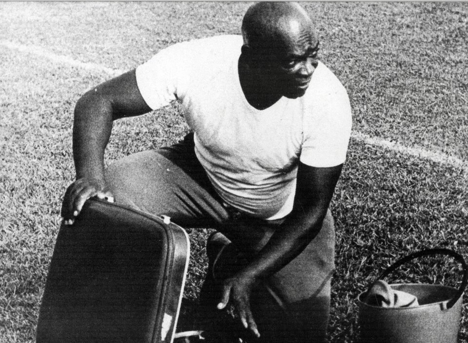 Foto em preto e branco de Mário Américo no gramado