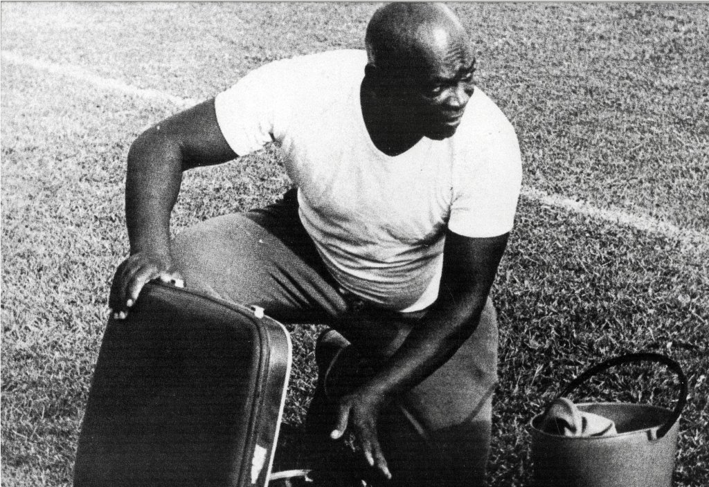 Foto em preto e branco de Mário Américo no gramado