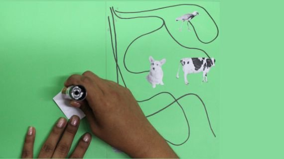 Fundo de papel verde, com duas mãos em cima