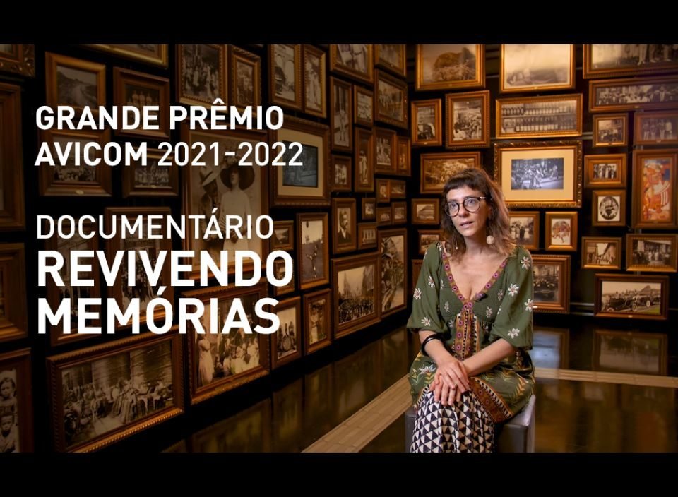 imagem com sala origens no museu do futebol, mulher sentada e dizeres Grande Prêmio avicom 2021-2022