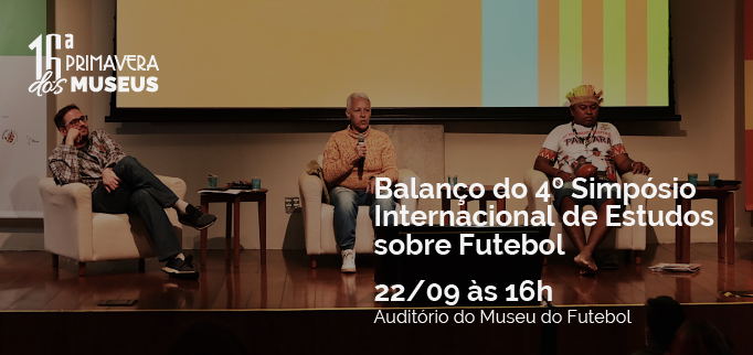 Auditório com dois homens e uma mulher ao meio com dizeres Balanço do 4° Simpósio Internacional de Estudos sobre Futebol