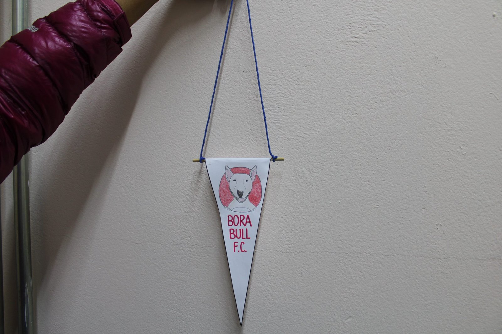 mão segurando flâmula