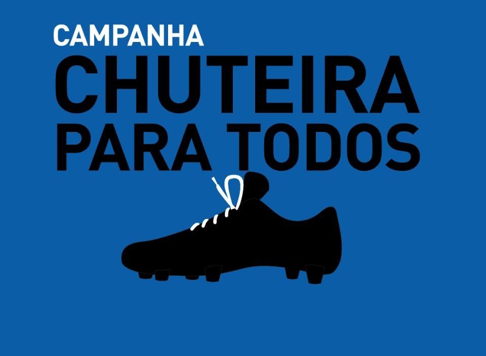 Fundo azul com uma chuteira, escrito: Campanha Chuteira para todos.