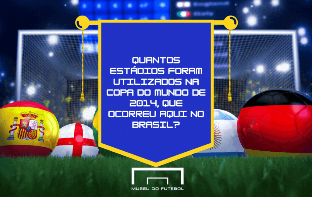 Imagem com trave de futebol ao fundo, cinco bolas e arte com fundo azul