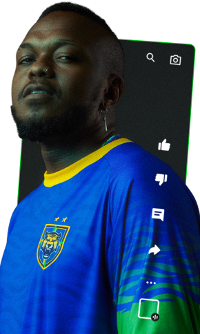 Foto do rapper Djonga com a camisa da campanha. Ele é um hmoem negro, tem cavanhaque e usa um brinco pendente.