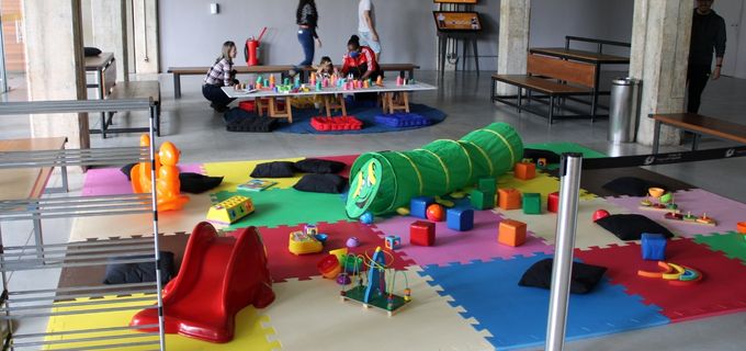 Imagem de um espaço com brinquedos infantis e coloridos dentro do Museu do Futebol