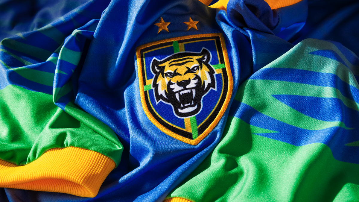 Detalhe do escudo da camisa, que mostra um tigre com os dentes à mostra