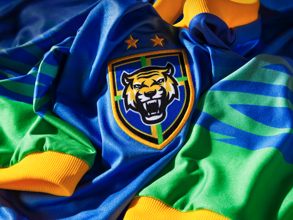 Detalhe do escudo da camisa, que mostra um tigre com os dentes à mostra