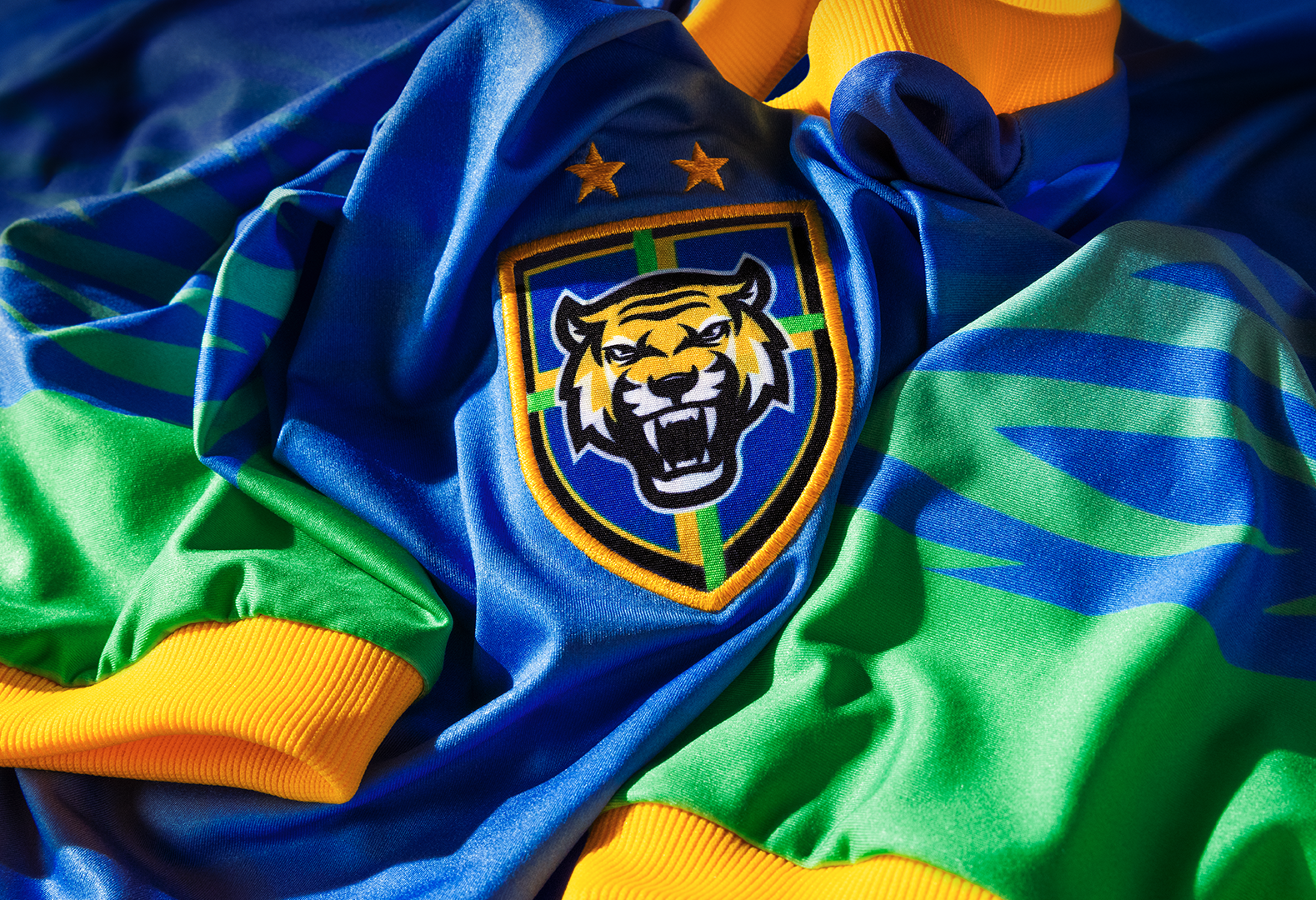 Detalhe do escudo da camisa, que mostra um tigre com os dentes à mostra