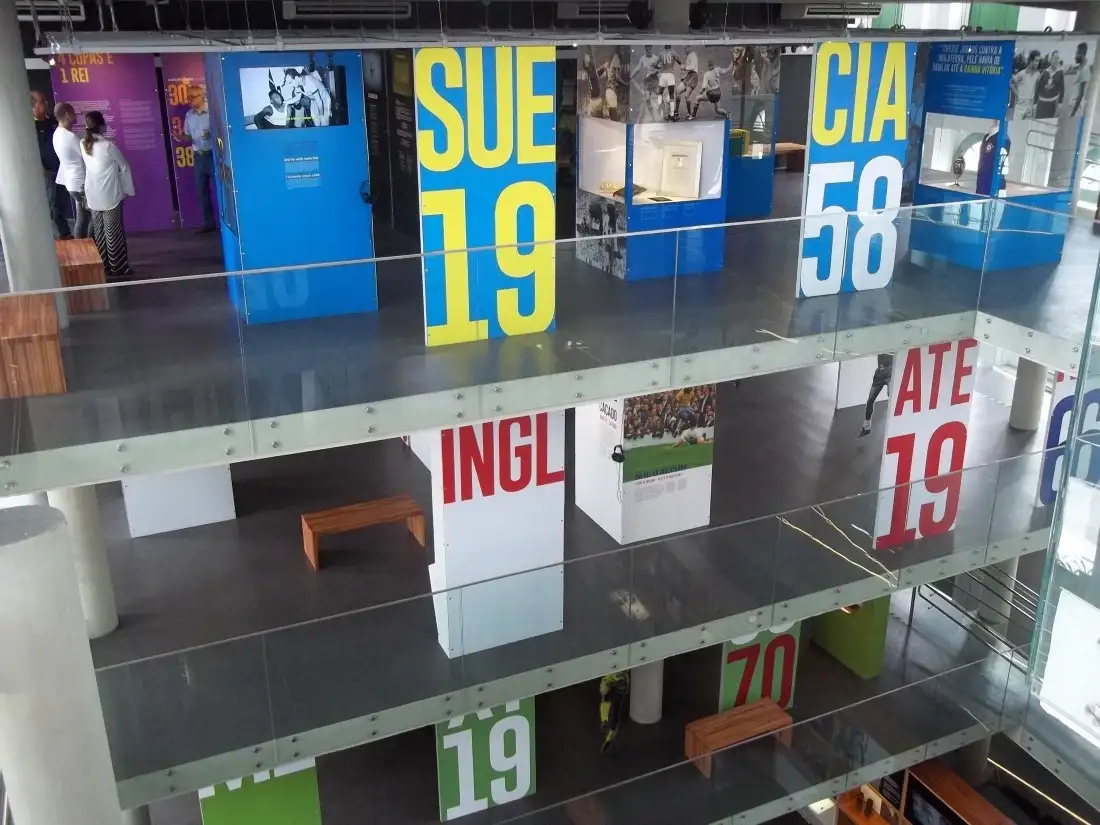 Pelé_Museu Pelé2 A photo of the central hall of the Pelé Museum, showing several floors at the same time, with the columns on each floor decorated with the year of the World Cups in which Pelé participated.