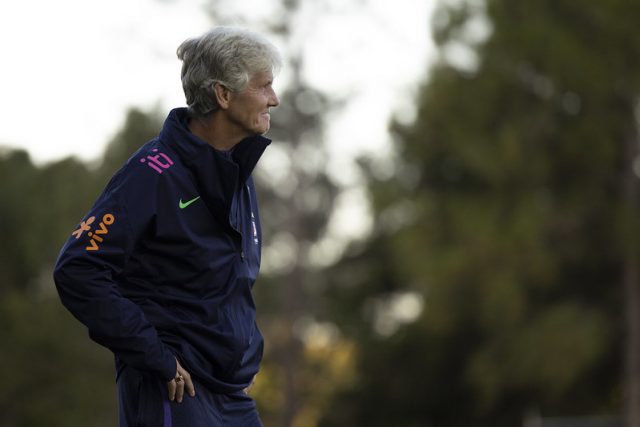 A técnica Pia Sundhage com agasalho azul da CBF. 