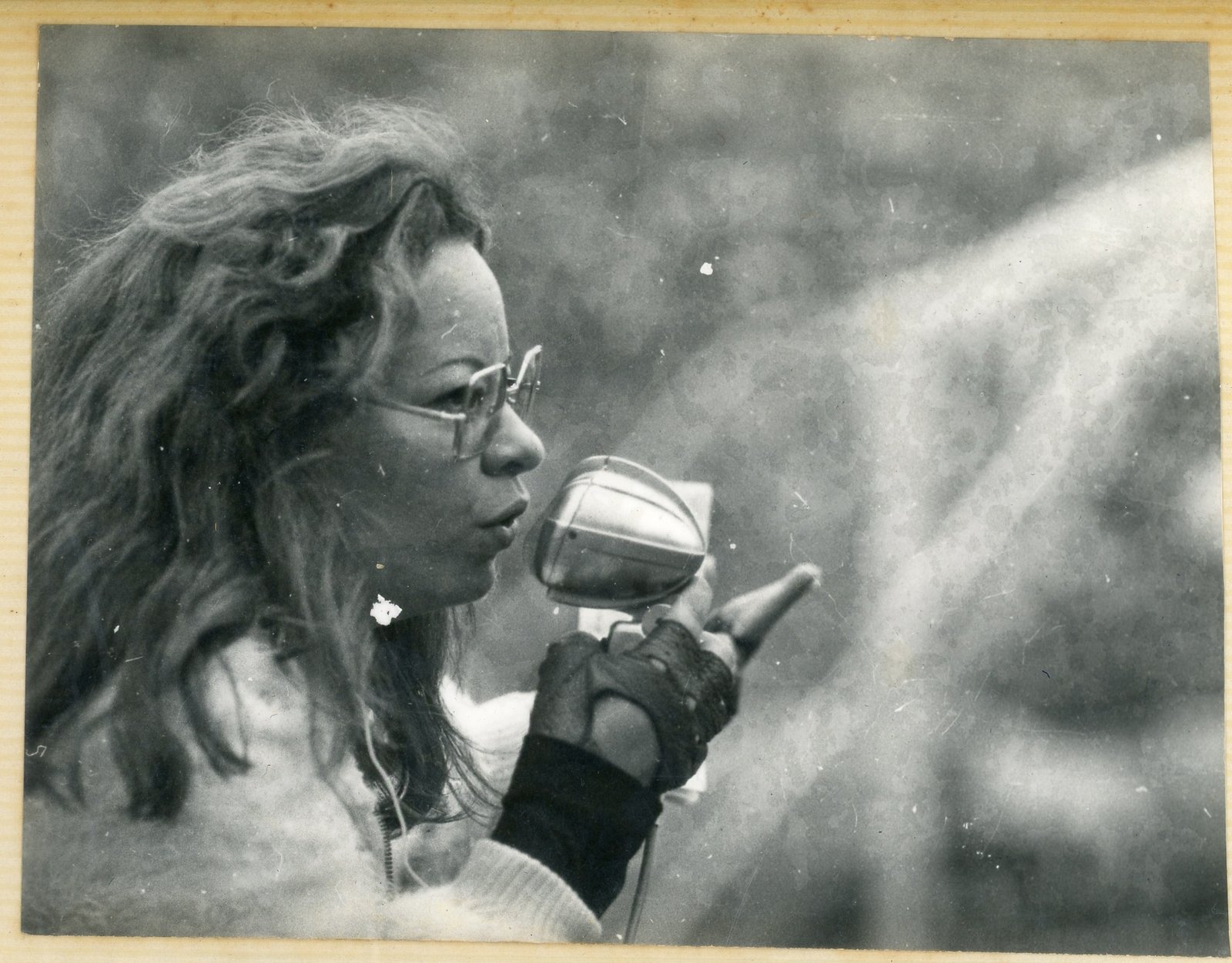 Leila em um estádio de futebol