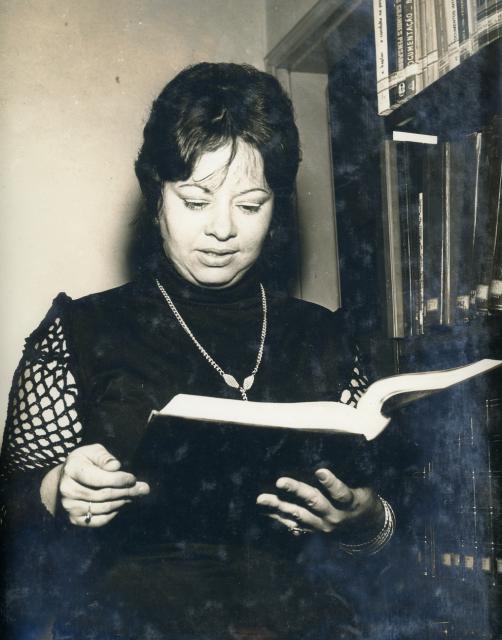 Leila lendo um livro