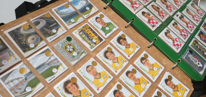 Imagem sobre o Encontro de Colecionadores de Figurinhas, que acontece na área externa do Museu do Futebol