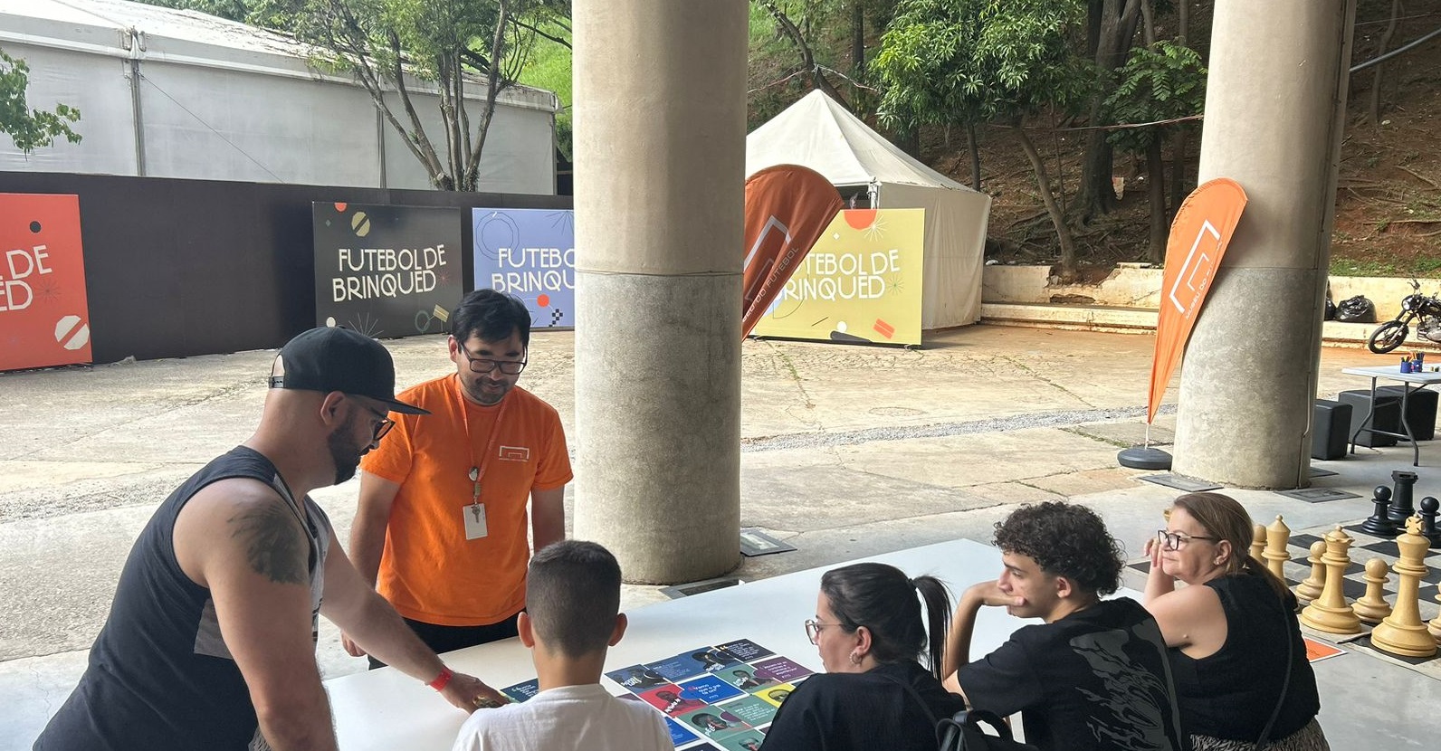 Imagem de pessoas jogando a brincadeira, Qual@Eu Sou, desenvolvido pelo time do Educativo do Museu do Futebol