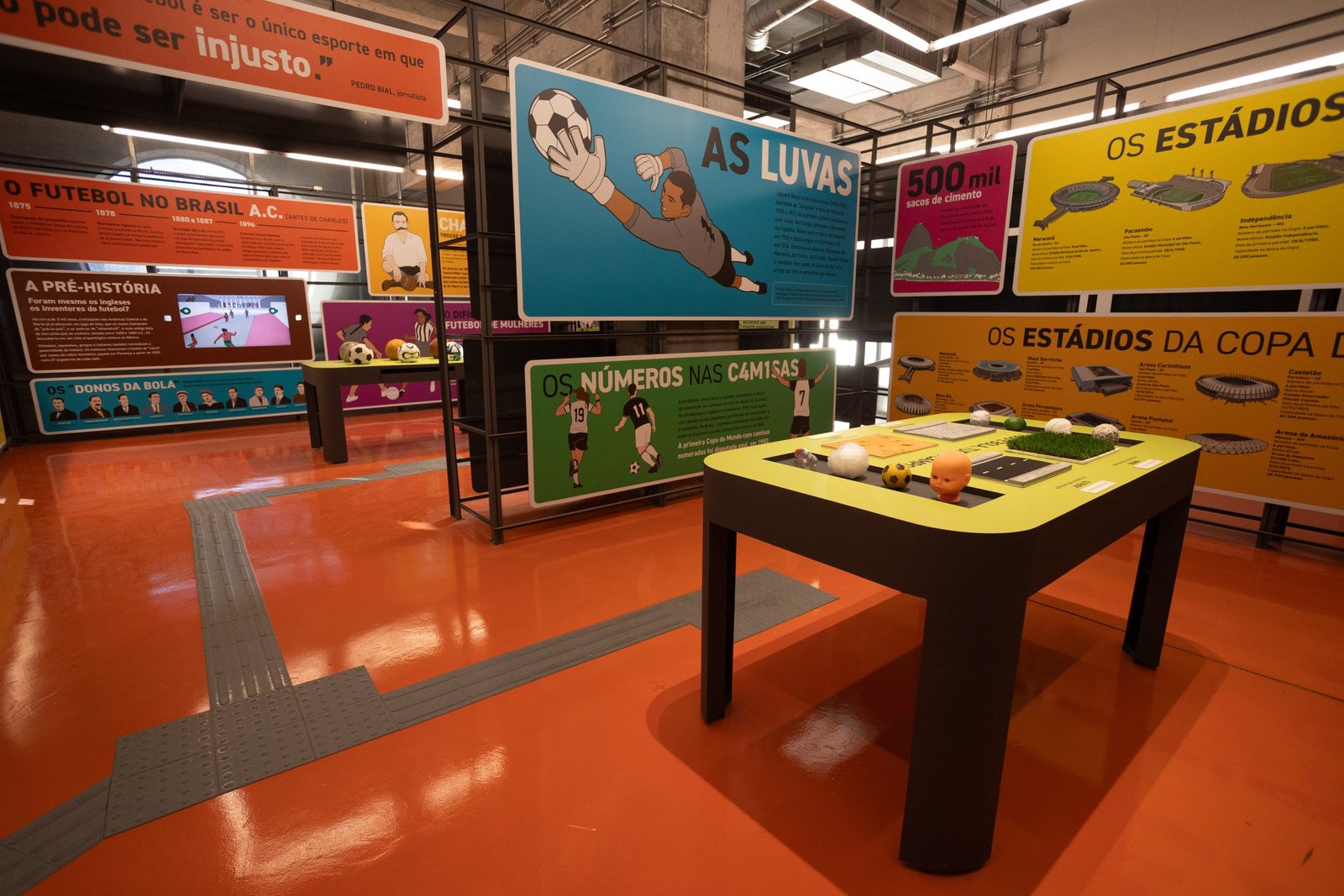 Museu do Futebol Sala super colorida, com placas que apresentam informações e curiosidades sobre o futebol.