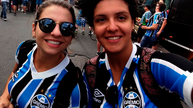Selfie de duas mulheres com a camisa do Grêmio