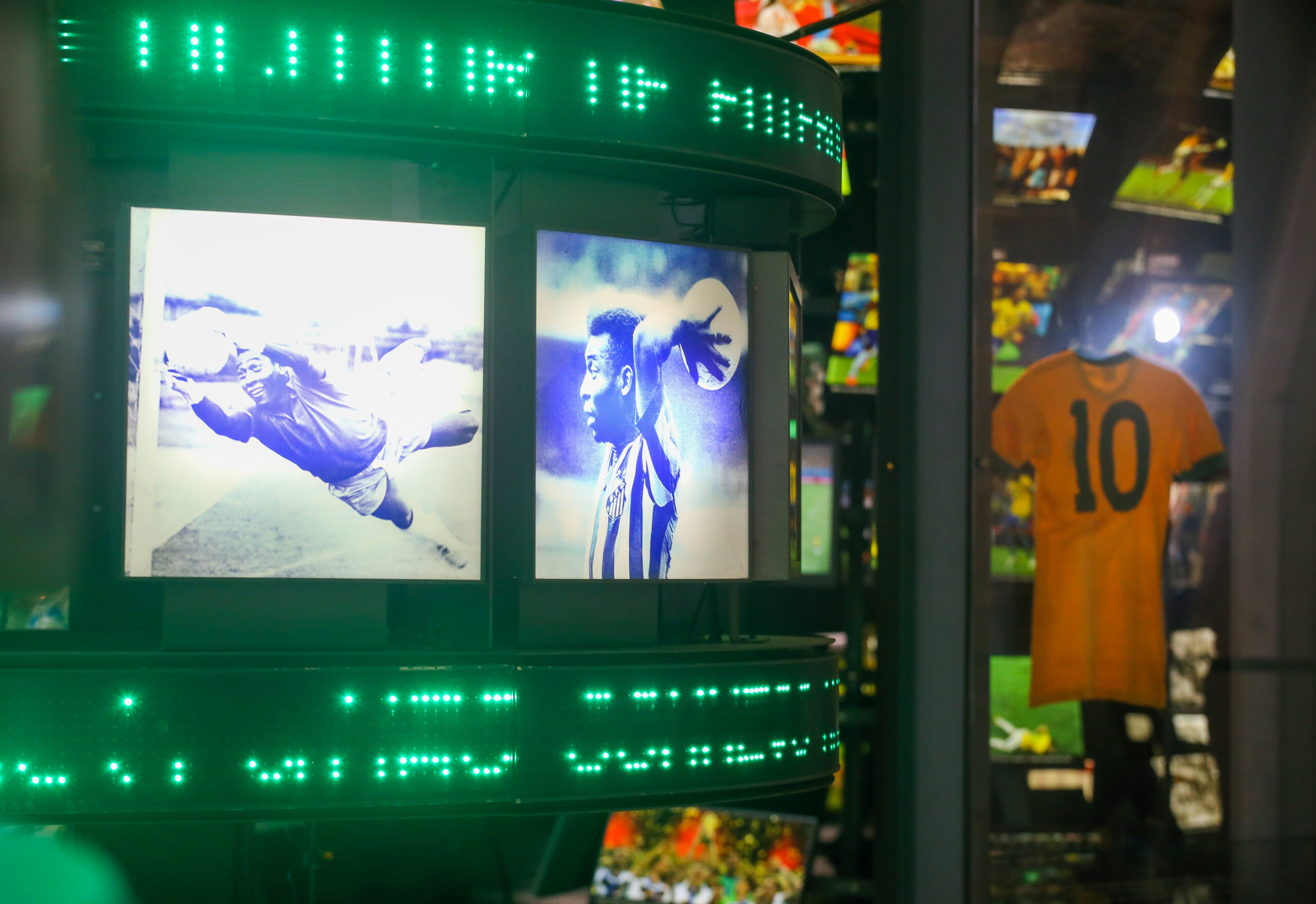Visor com imagens do Pelé como goleiro, batendo um lateral e a camisa usada por ele na final da copa do mundo de 1970 ao fundo.