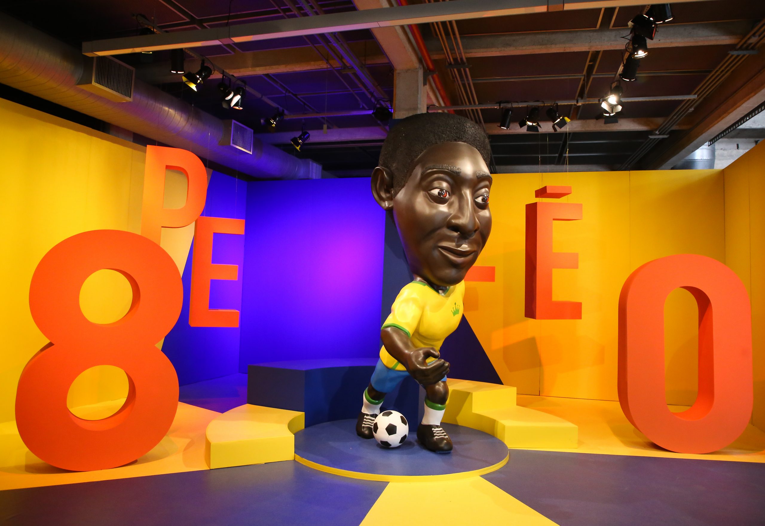 Escultura do Pelé com uniforme da seleção na exposição do Museu do Futebol