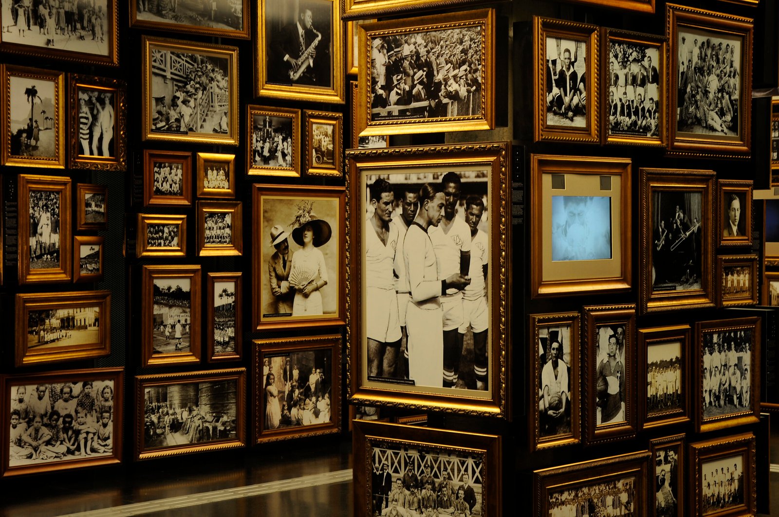 Fotos em preto e branco de várias pessoas relacionadas ao futebol de antigamente.