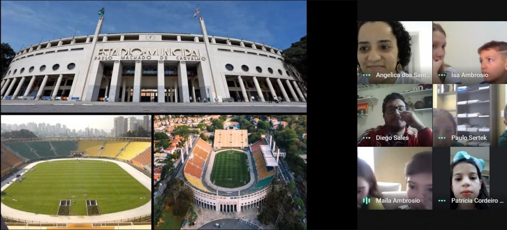 Tela de uma vídeo chamada que mostra três fotografias do estádio do Pacaembu à esquerda e as imagens das pessoas que participam da atividade em uma grade à direita
