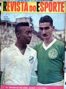 Capa da Revista do Esporte com uma foto colorida de Pelé com a camisa do Santos e Juninho Botelho com a camisa do Palmeiras, abraçados amigavelmente.