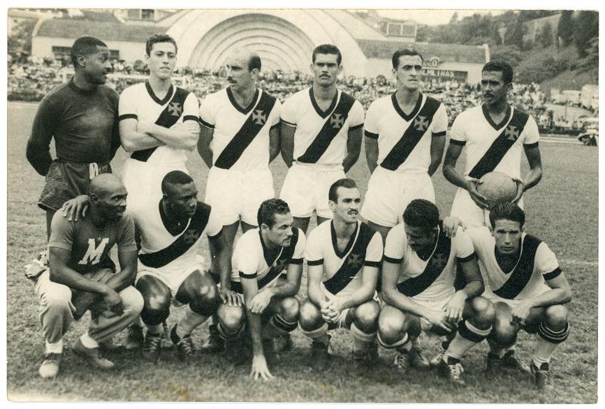 O time do Vasco da Gama posa para foto no Estádio do Pacaembu, com a antiga concha acústica aparecendo ao fundo. Barbosa está de pé e veste um uniforme preto.